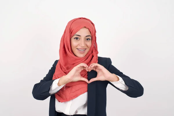 Piękna Muzułmanka Nosi Czarną Marynarkę Hidżab Odizolowane Tło Uśmiechając Się — Zdjęcie stockowe
