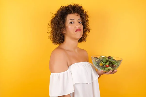 Beautiful Arab Woman Salad Snobbish Expression Curving Lips Raising Eyebrows — Stock Photo, Image