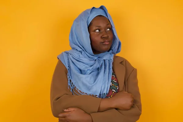 Taillierte Aufnahme Der Schönen Selbstbewussten Afroamerikanischen Muslimischen Unternehmerin Verschränkt Die — Stockfoto