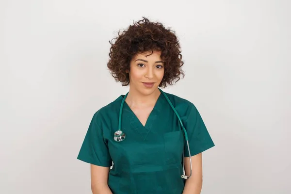 Närbild Studio Skott Vackra Arabiska Läkare Kvinna Bär Medicinsk Uniform — Stockfoto