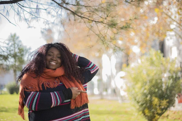 Uzun Kıvırcık Saçlı Renkli Süveter Giyen Güzel Afro Amerikan Kadın — Stok fotoğraf