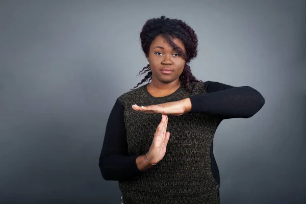 Junge Afrikanisch Amerikanische Frau Lässiger Kleidung Müde Und Gelangweilt Macht — Stockfoto