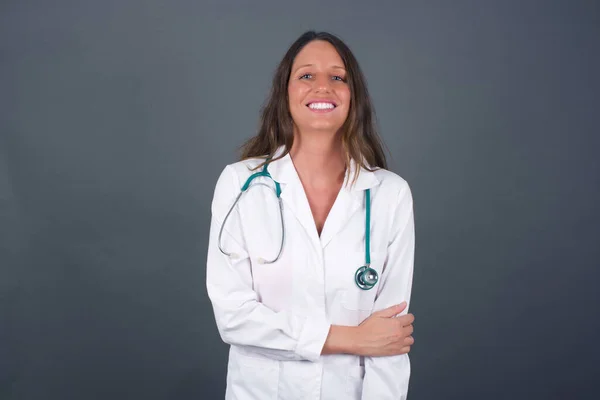 Preciosa Joven Doctora Caucásica Buen Carácter Aislada Sobre Fondo Gris —  Fotos de Stock