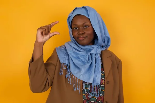 Mulher Muçulmana Afro Americana Alegre Fazendo Gesto Boas Vindas Levantando — Fotografia de Stock