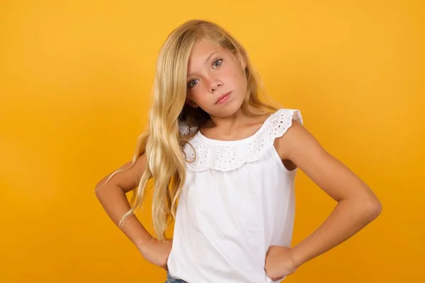 Schattig Meisje Gele Achtergrond — Stockfoto