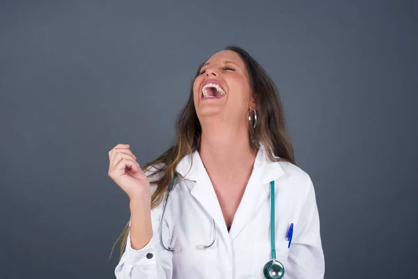 Joyeuse Médecin Européenne Femme Qui Amuse Rit Bonne Blague Chante — Photo