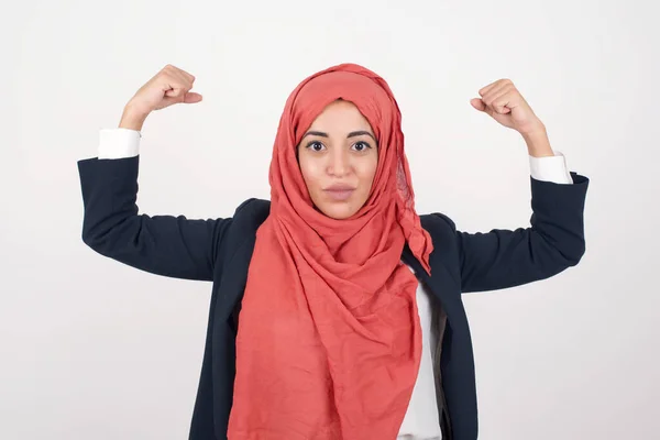 Taillierte Aufnahme Der Schönen Muslimischen Frau Trägt Schwarzen Blazer Und — Stockfoto