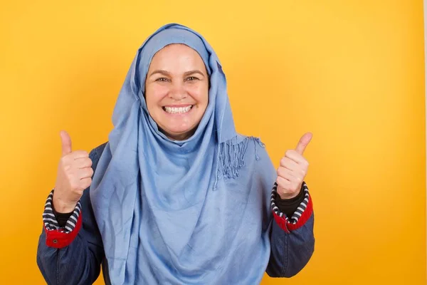 Primer Plano Mujer Musulmana Mediana Edad Hijab Aislado Fondo Mostrando — Foto de Stock