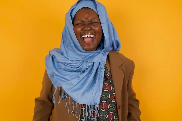 Primer Plano Retrato Moderna Mujer Musulmana Afroamericana Con Estilo Levantando —  Fotos de Stock