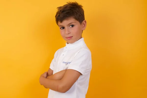 Χαριτωμένο Αγόρι Χέρια Σταυρωμένα Στον Κίτρινο Τοίχο — Φωτογραφία Αρχείου