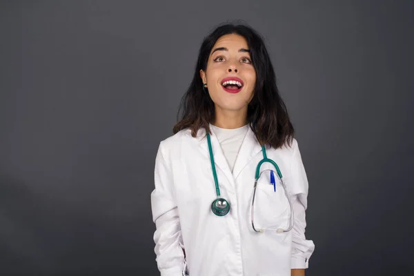 Ludzie Koncepcja Nagłej Reakcji Zaskoczony Biały Piękny Lekarz Kobieta Wzrusza — Zdjęcie stockowe