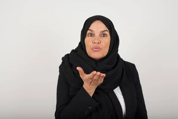 Urocza Muzułmanka Czarnym Hidżabie Całuje Się Przed Kamerą Demonstruje Miłość — Zdjęcie stockowe