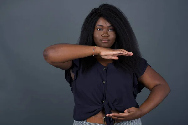 Afroamerykanka Nad Odosobnionym Tle Gestykulując Dłońmi Pokazującymi Duży Duży Znak — Zdjęcie stockowe
