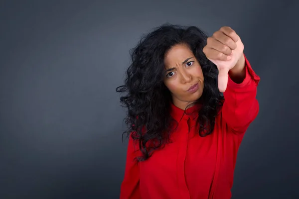 Unzufriedene Brünette Frau Mit Lockigem Haar Trägt Rotes Hemd Zeigt — Stockfoto