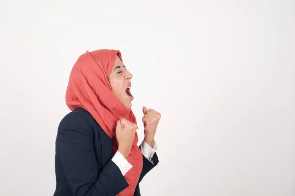 漂亮的穆斯林妇女身穿黑色夹克 头戴头巾 兴奋而高兴地夺取了胜利 紧紧抓住拳头 兴奋地大叫着 高兴地在大学里通过了所有的考试 成功的人 — 图库照片