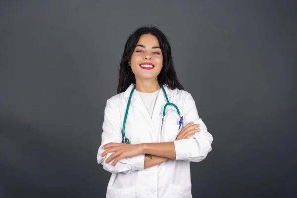 Menina Médico Morena Com Rosto Feliz Sorrindo Com Braços Cruzados — Fotografia de Stock