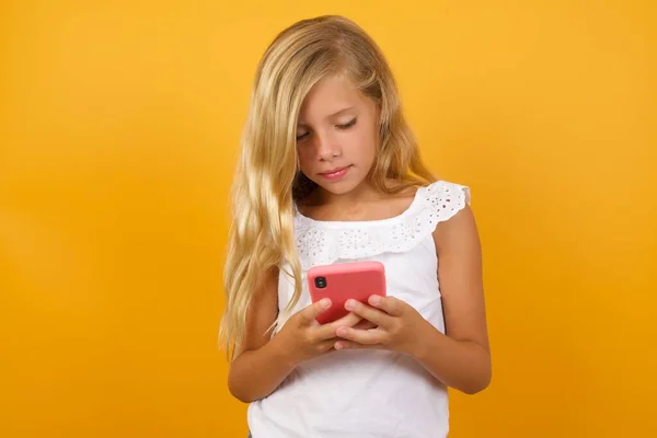 Linda Chica Usando Teléfono Inteligente Sobre Fondo Amarillo — Foto de Stock