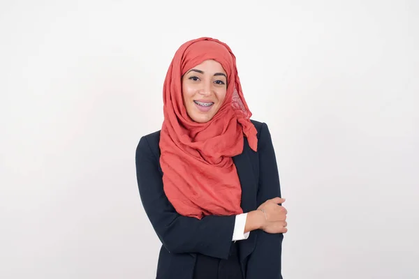 Hermosa Hermosa Mujer Musulmana Lleva Chaqueta Negra Hijab Con Una —  Fotos de Stock