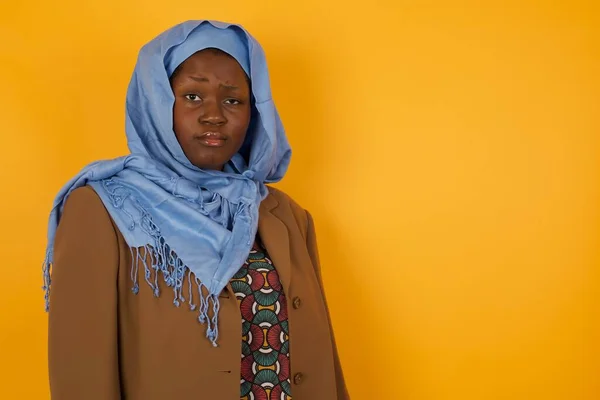 Retrato Una Joven Musulmana Afroamericana Indignada Con Cara Ovalada Frunciendo — Foto de Stock