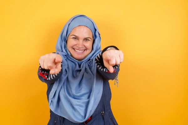 ヒジャブの驚いた中年のイスラム教徒女性のクローズアップ肖像画は カメラに向かって2本の指を指差し 私はあなたを選びます 背景に隔離された開いた口で調べます — ストック写真