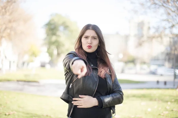 Jonge Mooie Vrouw Wijzend Het Park — Stockfoto