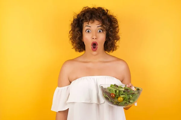 Attraktive Junge Arabische Frau Mit Salat Mit Fassungslosem Und Schockiertem — Stockfoto
