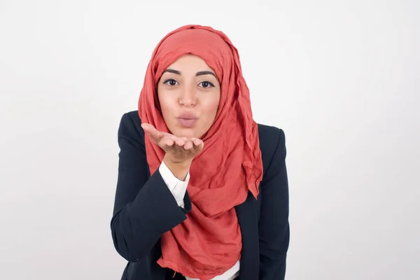 Nette Attraktive Schöne Muslimische Frau Trägt Schwarzen Blazer Und Hijab — Stockfoto