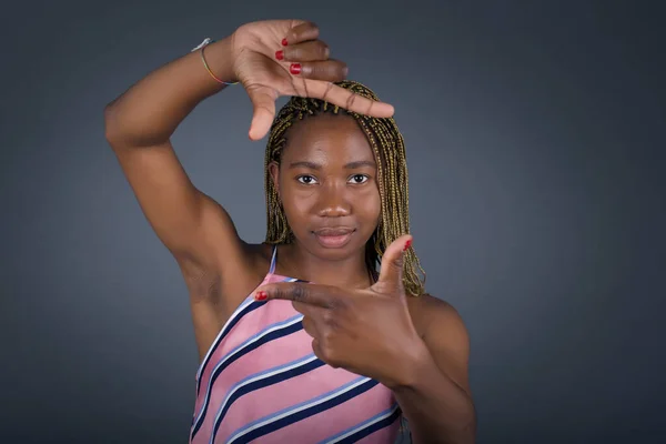 Neşeli Bir Ifade Takınan Afro Amerikalı Genç Bir Kadının Portresi — Stok fotoğraf