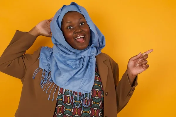 Retrato Jovem Afro Americana Muçulmana Com Expressão Facial Chocada Mostrando — Fotografia de Stock