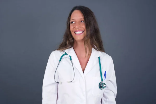 Opa Retrato Médico Feminino Com Aparência Específica Aperta Dentes Olha — Fotografia de Stock