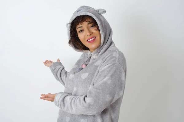 Jonge Vrouw Pyjama Geïsoleerde Achtergrond Nodigt Uit Binnen Gaan Lachend — Stockfoto