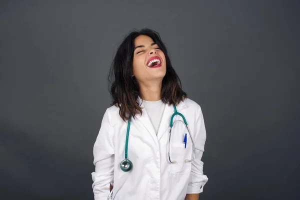 Radosna Europejska Lekarka Dobrze Się Bawiąca Śmiejąca Się Dobrego Żartu — Zdjęcie stockowe