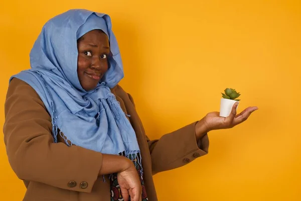 Beautiful African American Muslim Woman Pointing Aside Both Hands Showing — Stock Photo, Image