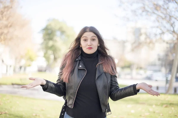 Jovem Bela Mulher Está Confusa Parque — Fotografia de Stock