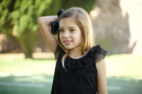 Que Que Fiz Menina Bonita Loira Bonito Vestido Preto Segurando — Fotografia de Stock