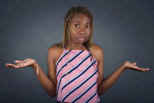 Kolları Açık Omuzlarını Silkip Kimin Umrunda Diyen Afro Amerikan Genç — Stok fotoğraf