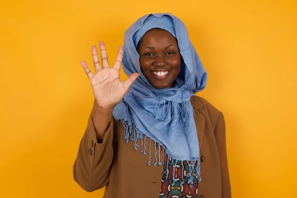 Jovem Afro Americana Muçulmana Contra Parede Cinza Mostrando Apontando Para — Fotografia de Stock
