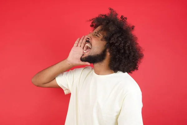 Fiatal Férfi Afro Haj Kiabál Ellen Vörös Fal — Stock Fotó