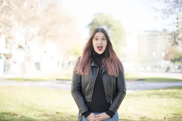 Jovem Bela Mulher Surpreso Parque — Fotografia de Stock