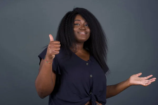 Afro Amerikaanse Vrouw Met Duim Omhoog Wijzend Met Andere Hand — Stockfoto