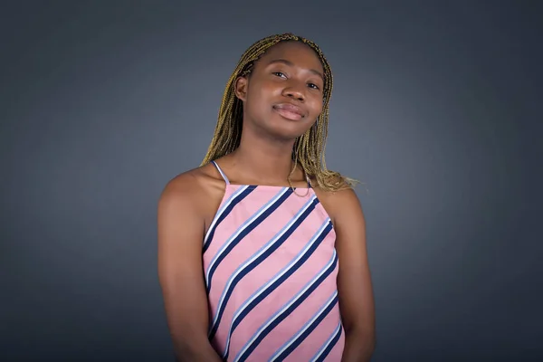 Pozitif Genç Afro Amerikalı Kadın Birisiyle Konuşurken Kameraya Geniş Bir — Stok fotoğraf