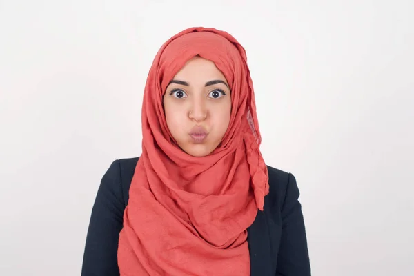 Belle Femme Musulmane Porte Blazer Noir Des Joues Gonflées Hijab — Photo