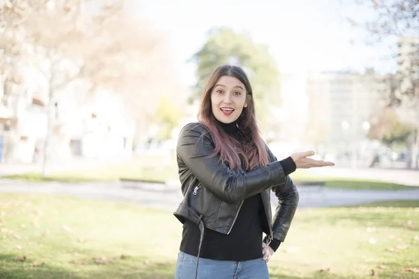 Jovem Bela Mulher Mostrando Algo Parque — Fotografia de Stock