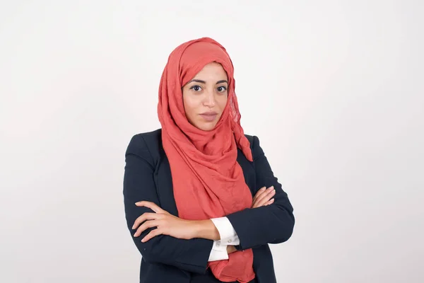 Tailliertes Porträt Der Schönen Muslima Trägt Schwarzen Blazer Und Hijab — Stockfoto