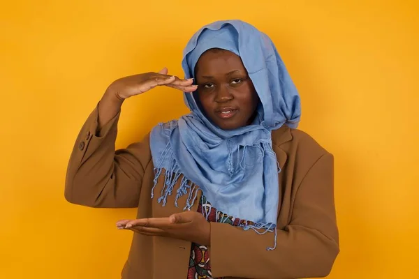 Afroamerikanisch Muslimische Frau Vor Isoliertem Hintergrund Gestikuliert Mit Händen Die — Stockfoto