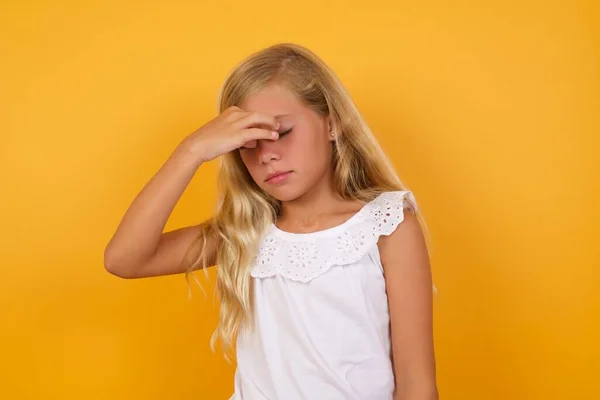 Schattig Meisje Roze Jurk Moe Gele Achtergrond — Stockfoto