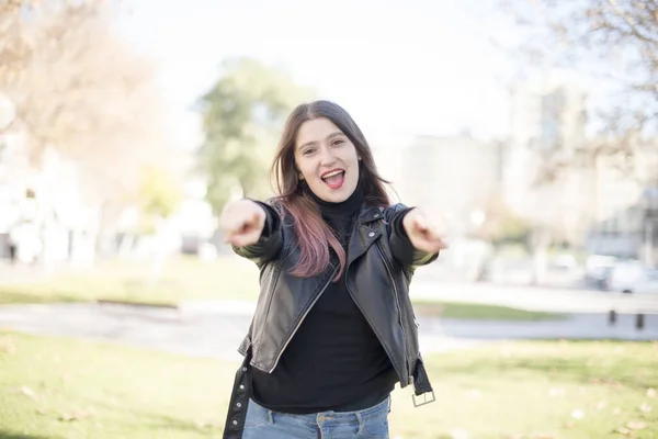 Jong Mooi Kaukasisch Brunette Vrouw Dragen Lederen Jas Wijzend Het — Stockfoto