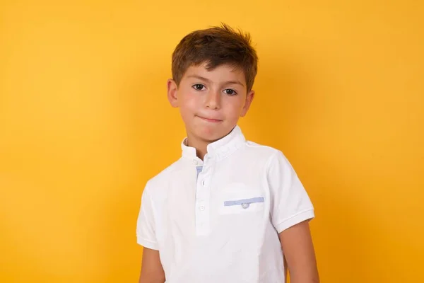 Sarı Duvara Karşı Poz Veren Sevimli Çocuk — Stok fotoğraf