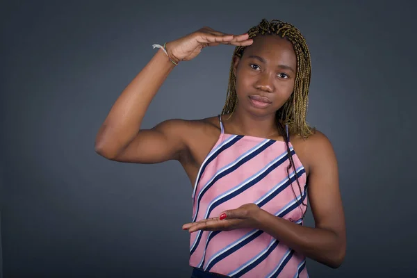 Genç Afrikalı Amerikalı Kadın Büyük Büyük Boyut Işareti Gösteren Hareketleriyle — Stok fotoğraf