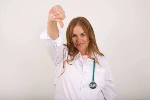 Descontentamento Mulher Médica Branca Maduro Vestindo Uniforme Médico Mostra Sinal — Fotografia de Stock
